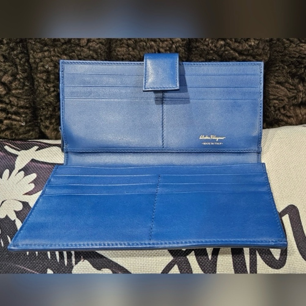 EUC Salvatore Ferragamo Blue Wallet - Picture 14 of 16